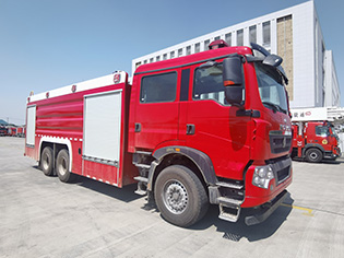 豪沃11噸干粉泡沫聯(lián)用消防車